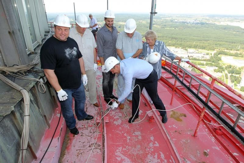 Ant Vilniaus TV bokšto užkeltas krepšinio krepšys