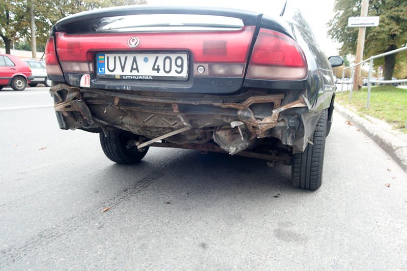 Vilniuje neblaivus jaunuolis sudaužė tris automobilius