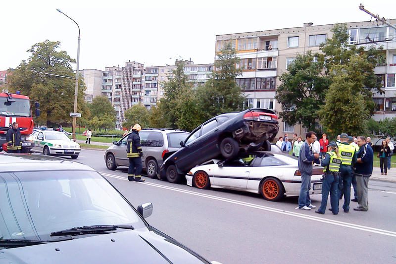 Vilniuje neblaivus jaunuolis sudaužė tris automobilius