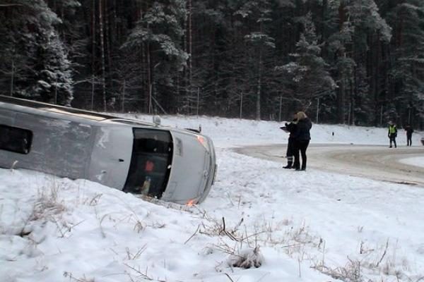 Ukmergės rajone apvirto sostinės ansamblį vežęs mikroautobusas, 1 žmogus žuvo