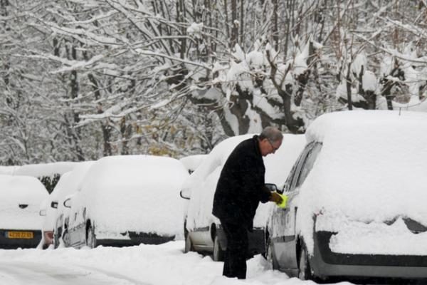 Europoje sumaištį sukėlė sniegas ir šaltis