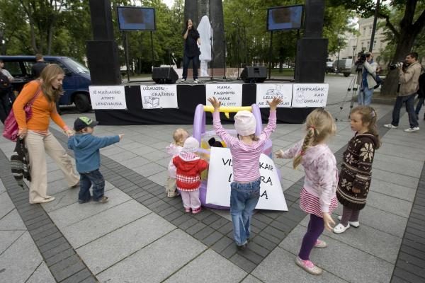 Protestuojantys tėvai: iš mažiausio atimti lengviausia