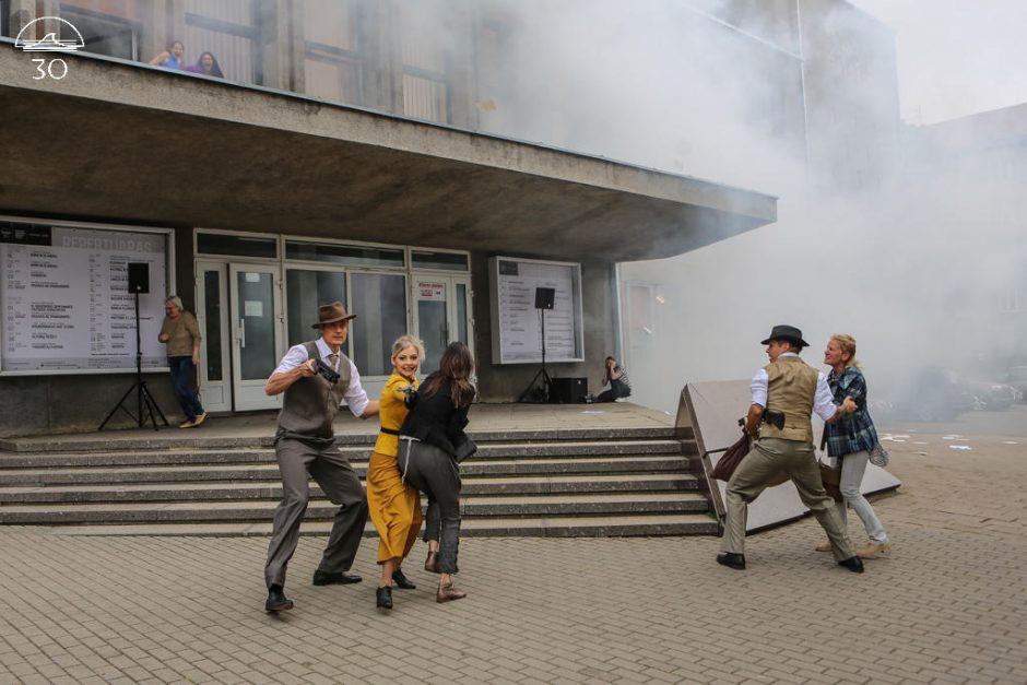 Klaipėdiečius gąsdino sprogimai ir iš teatro virtę dūmai