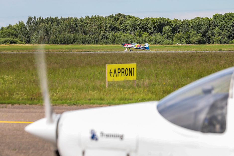 Oro akrobatų lėktuvai jau raižo Lietuvos padanges