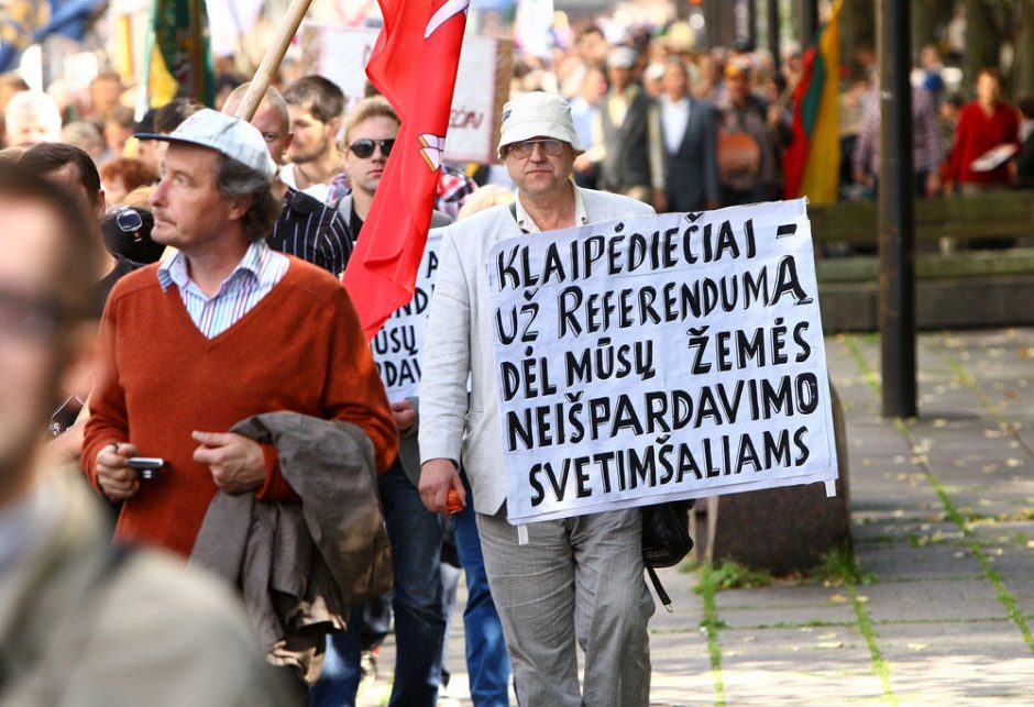 Kaune aidėjo protestai dėl žemės pardavimo užsieniečiams