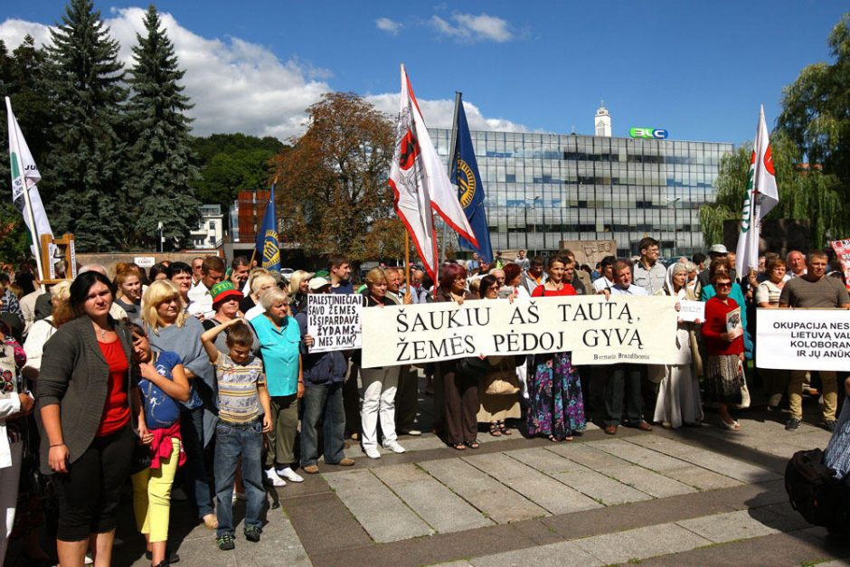 Kaune aidėjo protestai dėl žemės pardavimo užsieniečiams