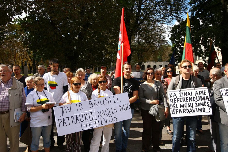 Kaune aidėjo protestai dėl žemės pardavimo užsieniečiams