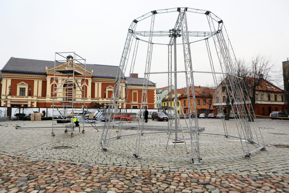 Teatro aikštėje dygsta eglutė