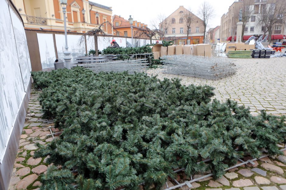 Teatro aikštėje dygsta eglutė