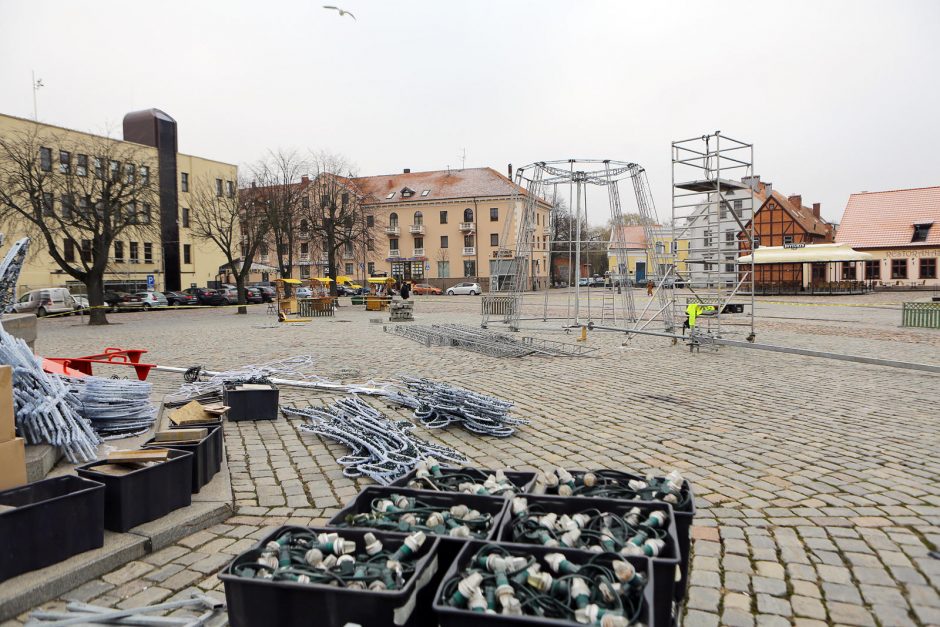 Teatro aikštėje dygsta eglutė