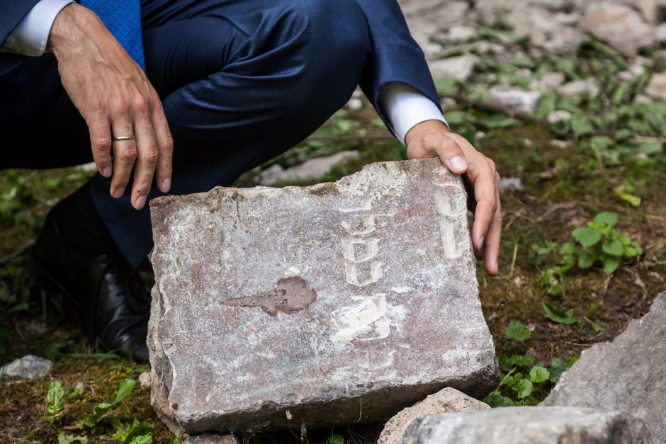 Iš elektros pastotės išimami žydų antkapių akmenys