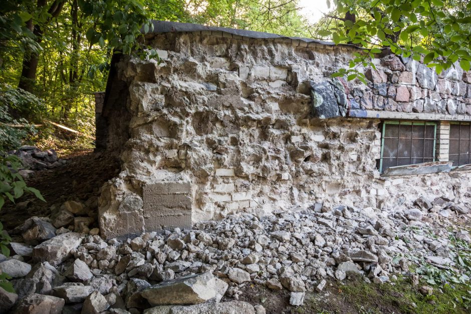 Iš elektros pastotės išimami žydų antkapių akmenys