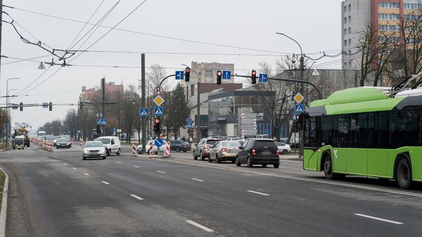 Nepatogu: norint apsisukti tenka važiuoti iki sankryžos su Kovo 11-osios gatve.