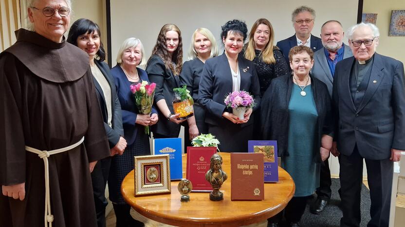 Padėkos: I. Kanto bibliotekoje vieną advento vakarą susitikę bendraminčiai ir kilnių idėjų įgyvendintojai nusifotografavo atminimui.