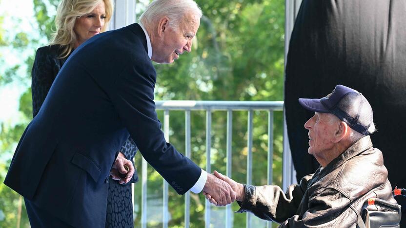 J. Bidenas sveikina veteraną.