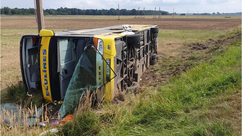 Apvirtęs autobusas.