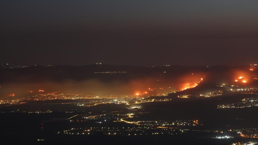 Iš Libano paleistos raketos sukėlė gaisrą Izraelyje.