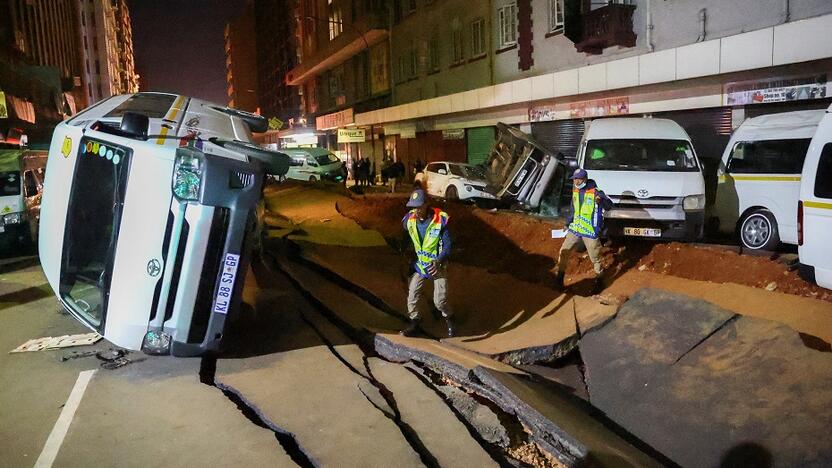 Įtariamas dujų sprogimas centriniame Johanesburgo verslo rajone pridarė daug žalos..