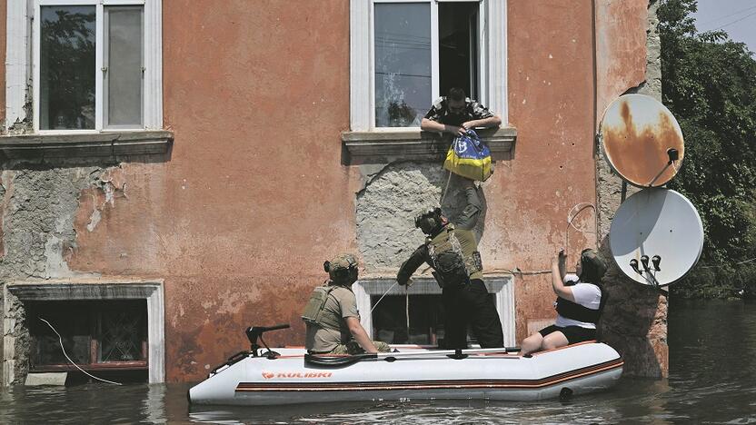 Pagalba: nenorintiems evakuotis potvynio apimtų teritorijų gyventojams Ukrainos Nacionalinės gvardijos pareigūnai gabena maisto ir geriamojo vandens.