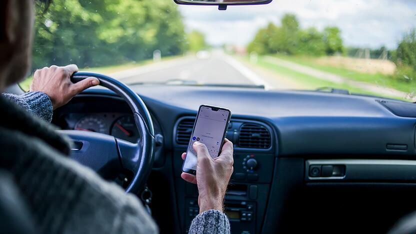 Sąlygos: vairuojant galima naudotis telefonu, jei jis valdomas laisvų rankų įranga ir laikomas specialiame laikiklyje. 