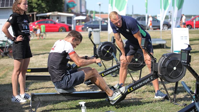 Konsultacija: prie irklavimo treniruoklių patarimus dalijo olimpietis R.Maščinskas (dešinėje).