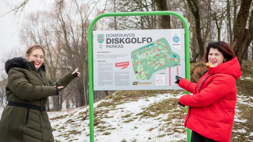 Susitelkė: steigiant diskgolfo parką, jėgas suvienijo L.Mišeikienės (dešinėje) vadovaujama Domeikavos seniūnija ir Domeikavos kaimo bendruomenės centras, kurios pirmininkė yra R.Butkuvienė.