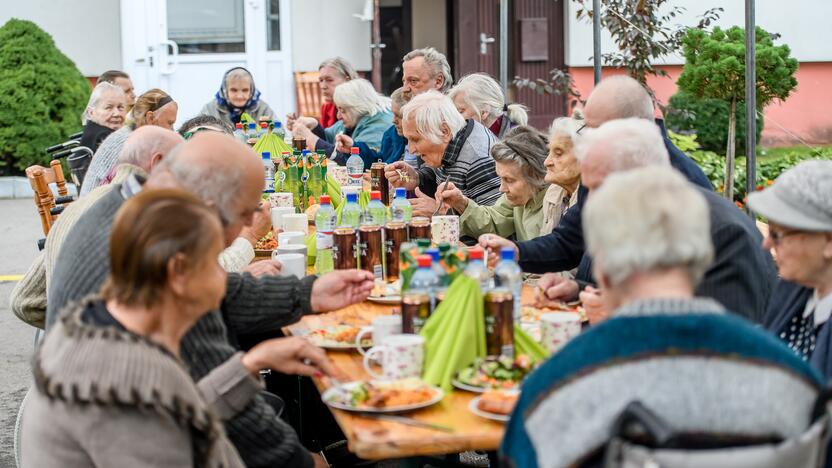 Skonis: Čekiškės socialinės globos namų gyventojai smalsiai ragavo turkiškų patiekalų.