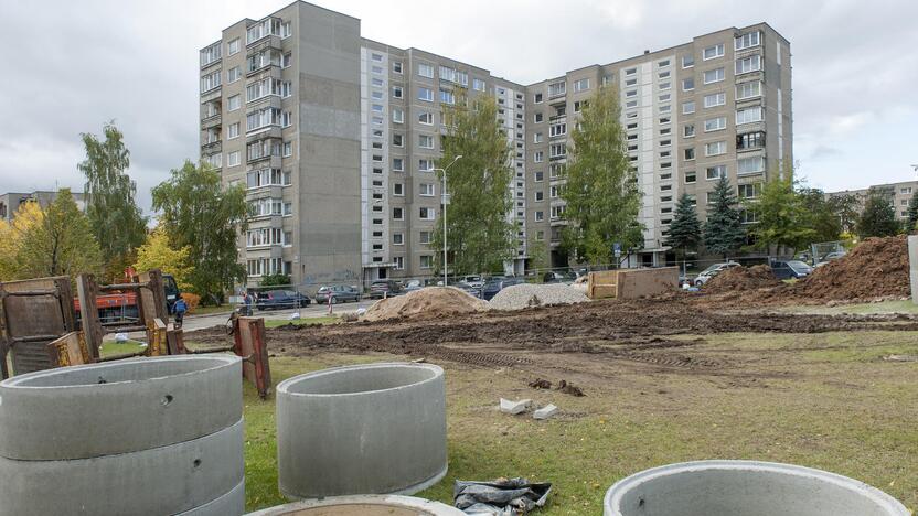 2004 m. tie sovietiniai normatyvai buvo panaikinti, o naujų niekas nesukūrė, tad senų daugiabučių pašonėje kyla nauji.  