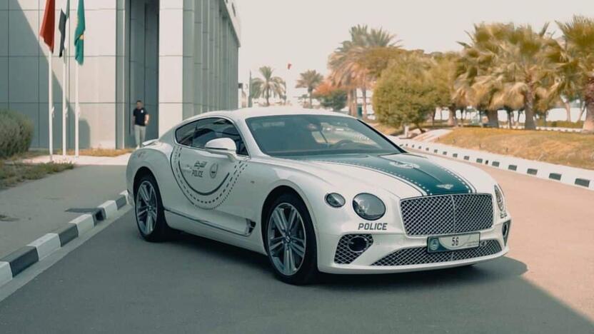  Naujiena: Dubajaus policininkai palankiai įvertino „Bentley Continental GT V8“ galimybes.