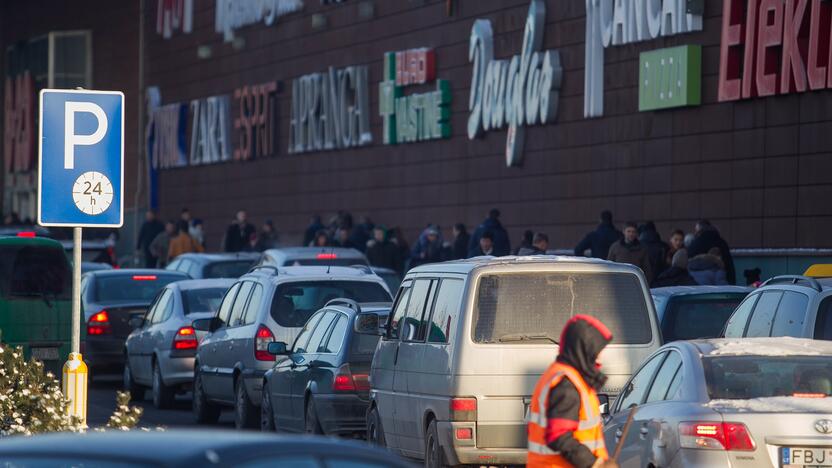 Erzelis: įsibėgėjus dovanų pirkimo karštinei, prekybos centrų automobilių aikštelės tampa it suerzintas bičių avilys.