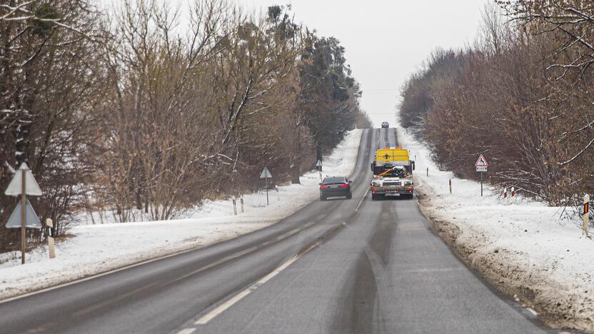 Pavojinga: dviejų eismo juostų kelyje dažnai įvyksta avarijų, tad būtina jį platinti iki keturių eismo juostų.