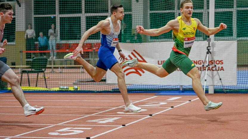 Greičiai: A. Dambrauskas (dešinėje) 60 m bėgimo finale aplenkė olimpietį G. Truskauską.