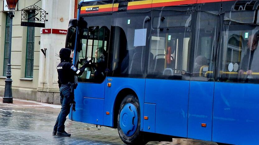 Kontrolė: pareigūnė tikrino visų Tiltų gatve važiavusių vairuotojų blaivumą, tarp jų – ir autobusų vairuotojų.