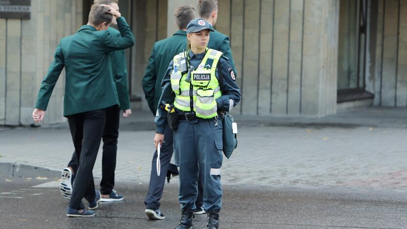 Darbas: policijos pareigūnai didelį dėmesį skirs pėsčiųjų perėjoms prie mokyklų, stebės, ar moksleiviai laikosi eismo taisyklių.