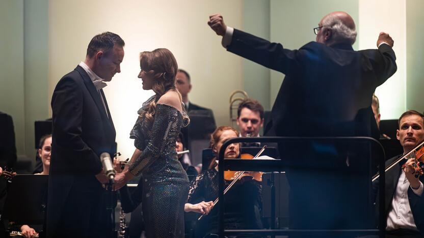 Atlikėjai: nepamirštamą vakarą Kauno valstybinės filharmonijos scena dalinosi C. Orbeliano diriguojamas KMSO, S. Costello ir G. Bukinė.