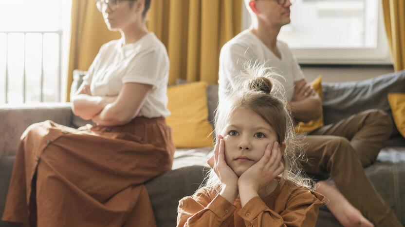 Dėmesys: norint padėti vaikui priimti permainas ir emociškai jautriu laikotarpiu sukurti saugumą, tėvams svarbu suprasti savo pačių emocijas ir rasti būdų jas valdyti.