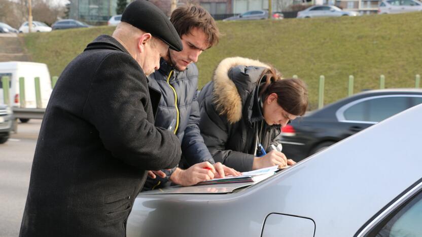 Negaiškite: jei automobilyje vežiojatės popierinę deklaraciją, rekomenduojama ją iš dalies užpildyti iš anksto.