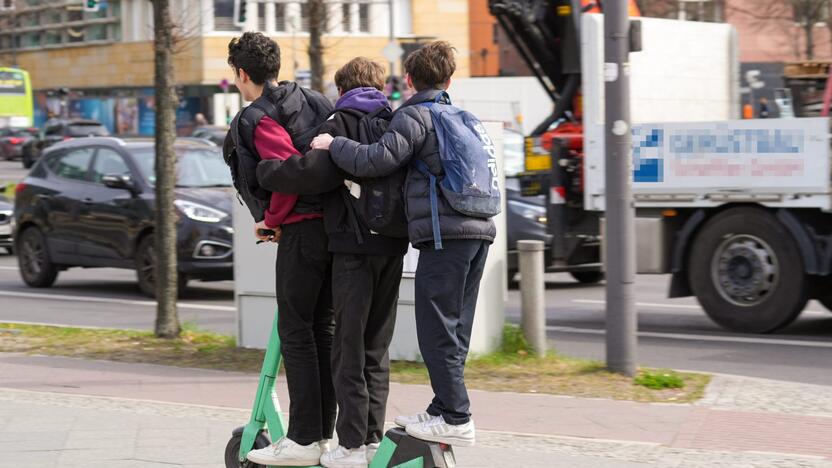 Policijai teko drausminti netgi į automagistralę išvažiavusius paspirtukininkus.