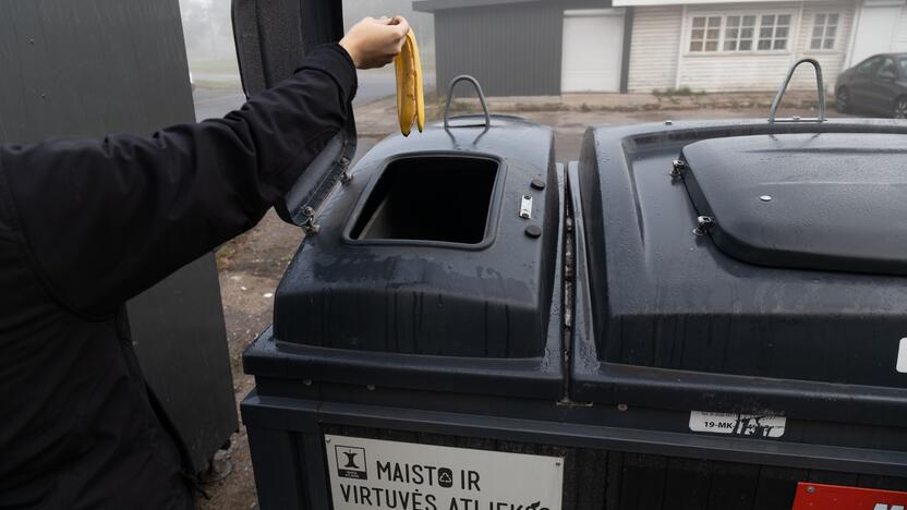 Įpročiai: kauniečiai jau mėnesį mokosi virtuvės atliekas atskirti nuo komunalinių atliekų.