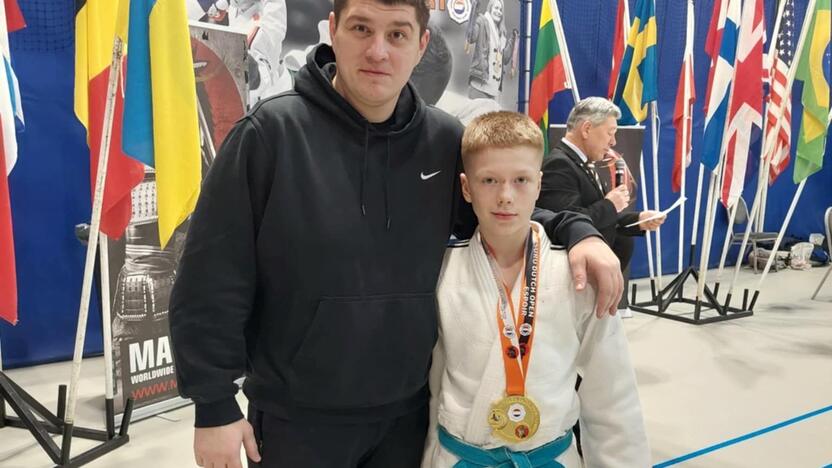 Sėkmė: „Naglis Gym“ treneris A. Seniauskas su turnyro „Matsuru Dutch Open Espoir“ nugalėtoju M. Dobrovolskiu.