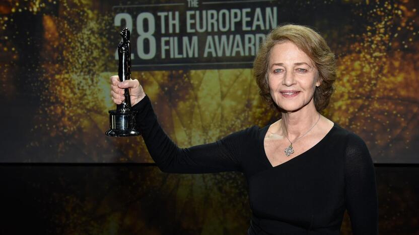 Aktorė Charlotte Rampling su Europos kino apdovanojimu už karjeros pasiekimus