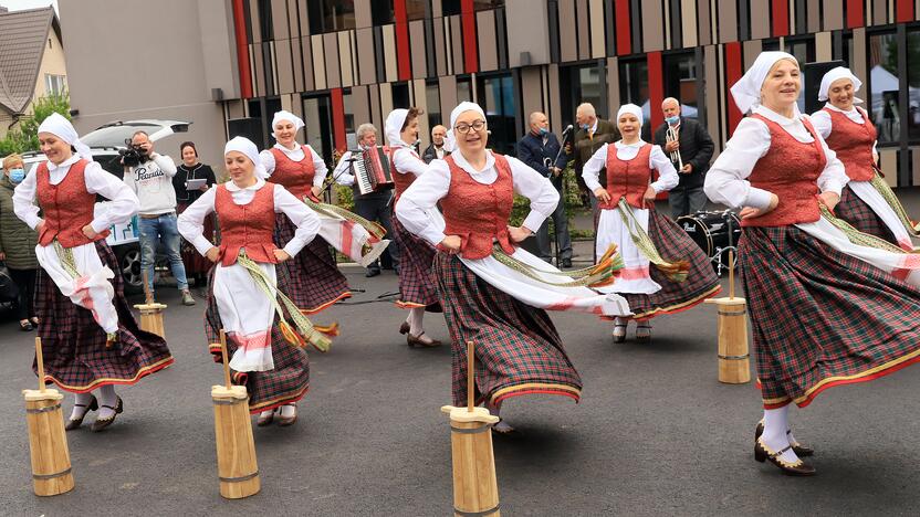 Viliotinis: pirmąją prekybos dieną pirkėjus į naują turgelį viliojo ir Babtų kultūros centro liaudiškos muzikos kapelos "Šventupis" atliekamos dainos bei Ežerėlio kultūros centro moterų liaudiškų šokių grupės "Vijoklė" nuotaikingi šokiai.