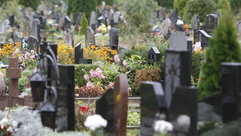 Nepatogu: kai kuriems klaipėdiečiams po Lėbartų kapines tenka nemažai pavaikščioti, kol randa savo artimųjų kapus.