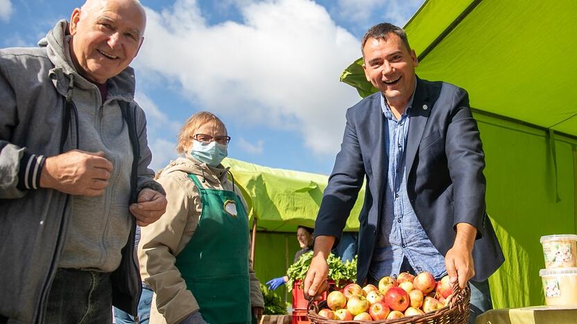 Įpročiai: pasak M. Maciulevičiaus (dešinėje), pirkėjams patogu, kad mobiliuosius ūkininkų turgelius jie gali rasti konkrečiose vietose.