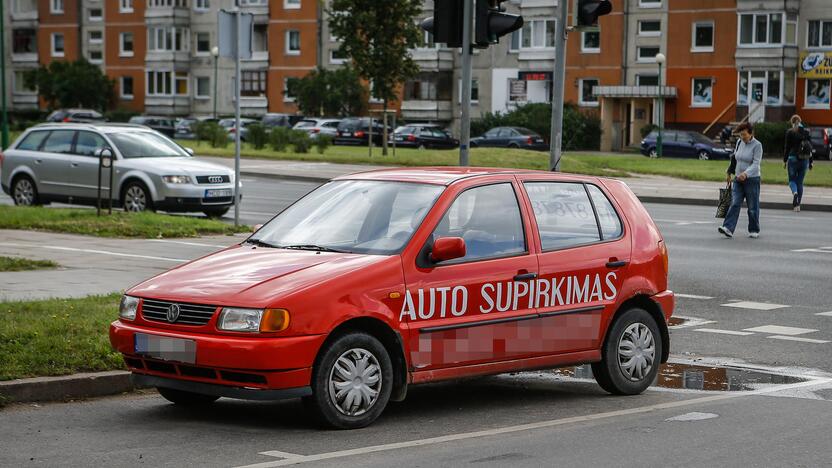 Trukdis: klaipėdiečiai piktinasi, kad paslaugas reklamuojantis automobilis jau ilgą laiką yra nejudinamas.