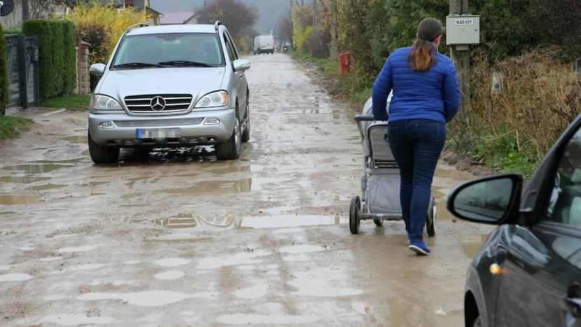 Palikti: gyventojai atsimušė į abejingumo sieną – vandentiekį tiesusi bendrovė nusikratė prievolės sutvarkyti išraustus kelius, todėl žmonės kasdien turi klampoti tarsi per arimus.