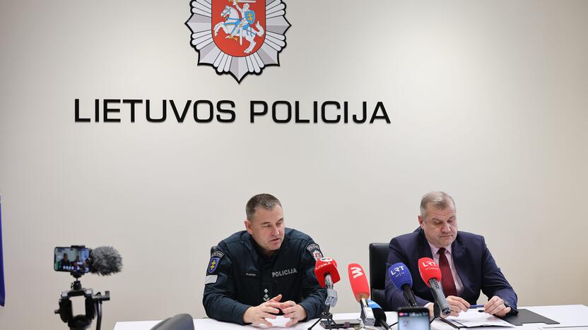 Kauno policijos spaudos konferencija dėl rastų klastočių