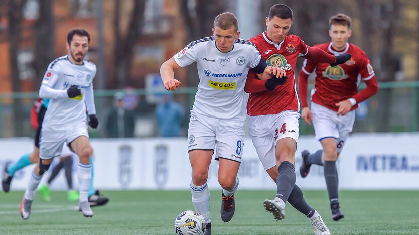 Įvertinimas: „Hegelmann“ komandai atstovausiantis V.Armanavičius (su kamuoliu) buvo tarp trijų pagrindinių nominantų į 2021 m. geriausio A lygos futbolininko titulą.