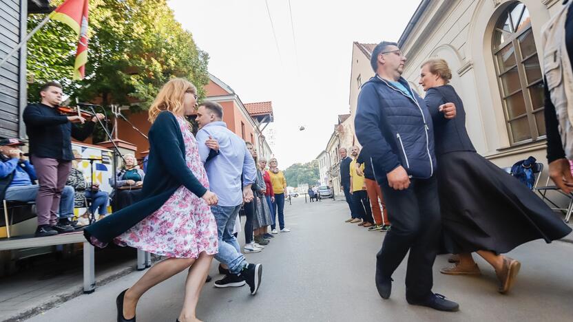 Laikas: įprastai šokdavę iki 1 val. ar net 2 val. nakties, šįsyk šokėjai ant gatvės grindinio trypė šiek tiek trumpiau.