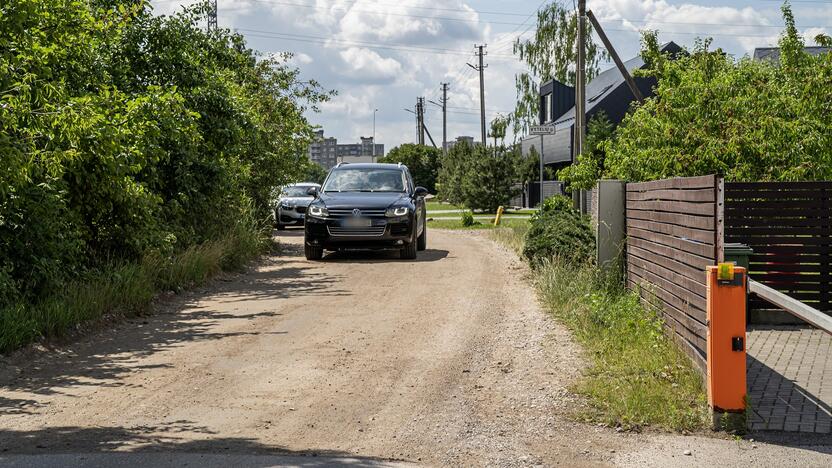 Būklė: dalis gatvės neasfaltuota, duobėta, todėl automobiliai kelia dulkes.